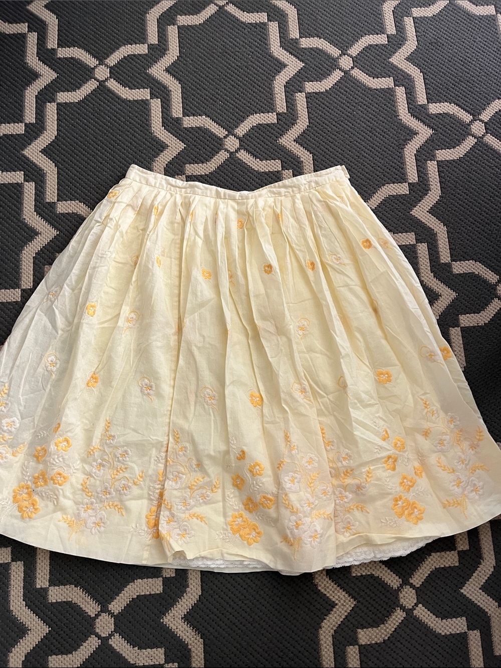 Banana Republic Pale yellow Skirt with Yellow Floral Embroidery